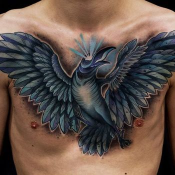 Татуировка мужская нью-скул на груди синяя ворона