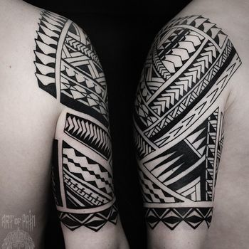 Татуировка мужская полинезия на плече орнамент blackwork