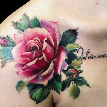 Татуировка женская реализм на плече роза и надпись