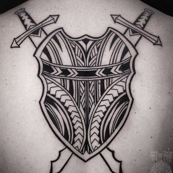 Татуировка мужская полинезия на спине мечи и щит