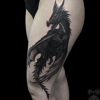 Татуировка женская фентези на бедре черный дракон