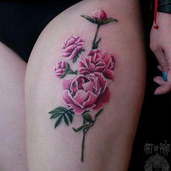 Татуировка женская реализм на бедре розы