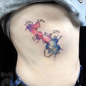 Татуировка женская акварель на боку молекула