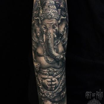 Татуировка мужская black&grey на предплечье ганеша