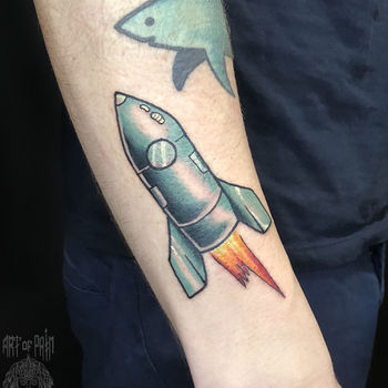 Татуировка мужская нью скул на предплечье ракета