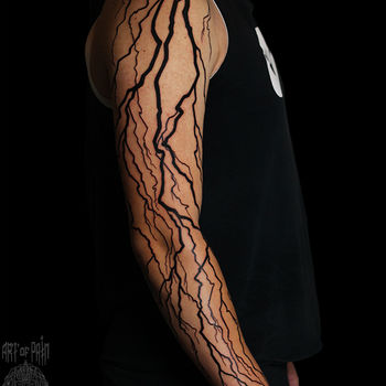 Татуировка мужская графика на руке трещины