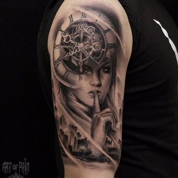 Татуировка мужская black&grey на плече дева часы
