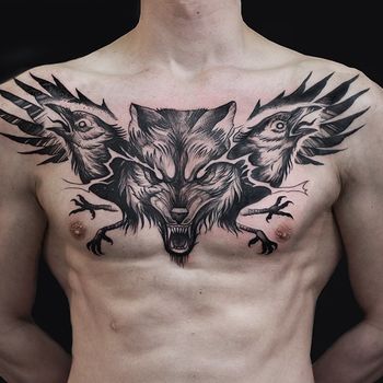 Татуировка мужская графика на груди волк и вороны