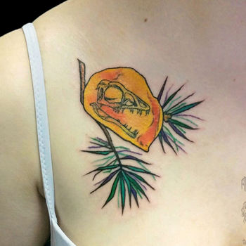 Татуировка женская ньюскул на груди растения и череп в янтаре