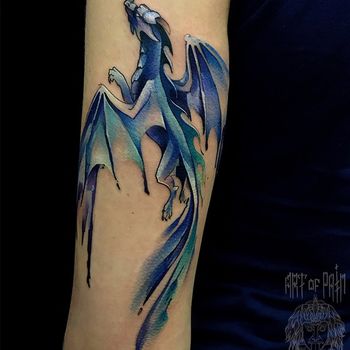 Татуировка женская нью-скул на плече дракончик