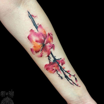 Татуировка женская акварель на предплечье цветы на веточке