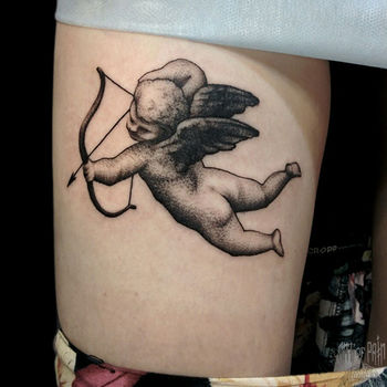 Татуировка женская графика на бедре ангел