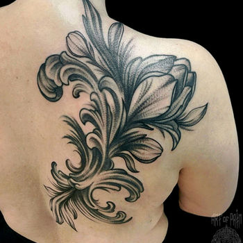 Татуировка женская орнаментал на спине абстрактный цветок