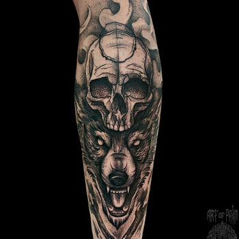Татуировка мужская графика на голени волк и череп
