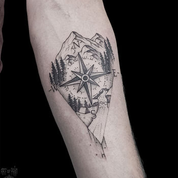 Татуировка мужская графика на предплечье компас и горы