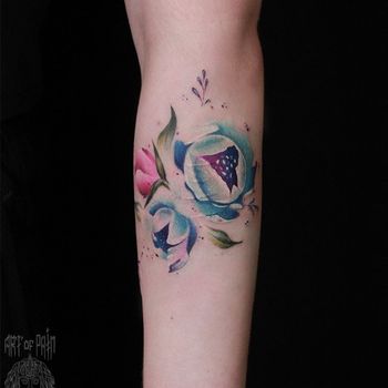 Татуировка женская нью-скул на предплечье цветы