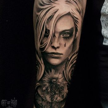 Татуировка мужская black&grey на предплечье плачущая женщина и часы