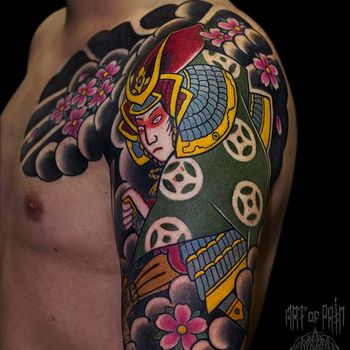 Татуировка мужская Япония на плече самурай и цветы
