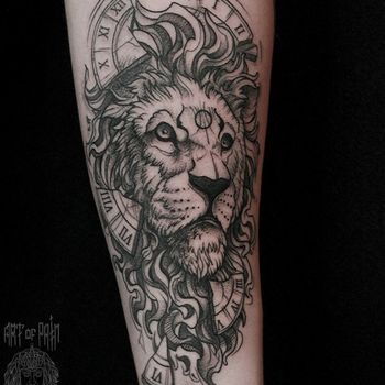 Татуировка женская графика на предплечье лев во времени