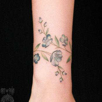 Татуировка женская реализм на запястье цветы