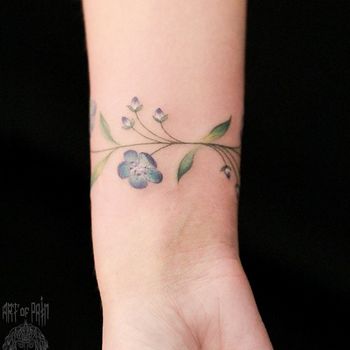 Татуировка женская реализм на запястье цветы-браслет