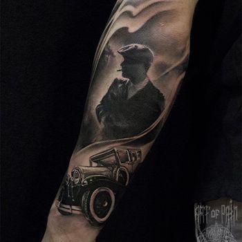 Татуировка мужская black&grey на предплечье острые козырьки