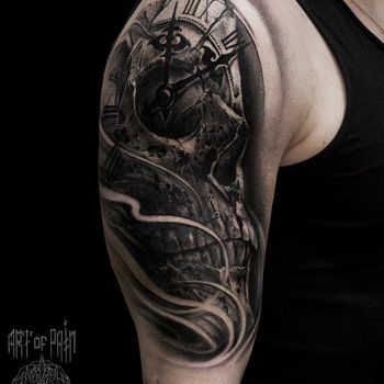 Татуировка мужская хоррор на плече череп и часы