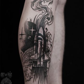 Татуировка мужская графика на голени космический корабль