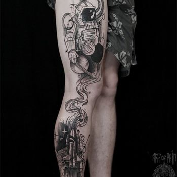 Татуировка мужская графика на ноге космонавт и корабль