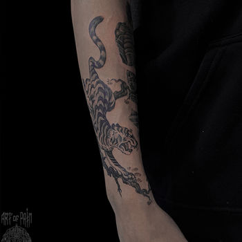 Татуировка мужская графика на предплечье тигр