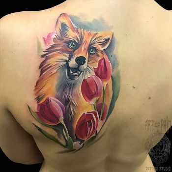 Татуировка женская нью-скул на спине лиса в тюльпанах
