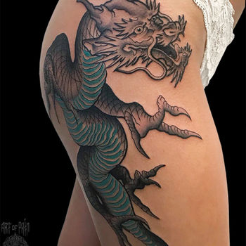 Татуировка женская япония на бедре дракон с изумрудным брюшком