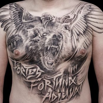Татуировка мужская хоррор на груди медведь и ворон