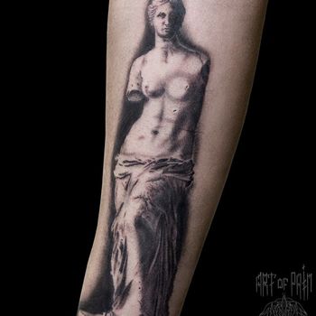 Татуировка женская black&grey на предплечье Венера Милосская