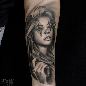 Татуировка мужская чикано на предплечье девушка с пистолетом в руках