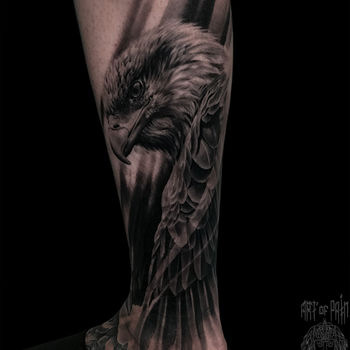 Татуировка мужская реализм на голени орел