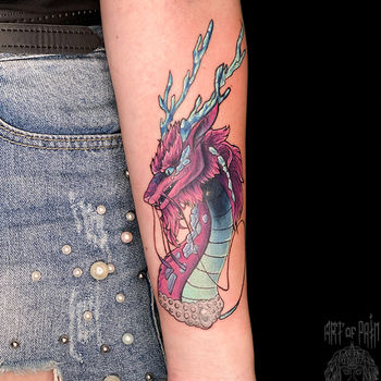 Татуировка женская нью скул на предплечье дракон