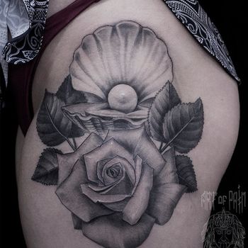 Татуировка женская black&grey на бедре жемчужина и роза