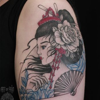 Татуировка женская графика на плече гейша