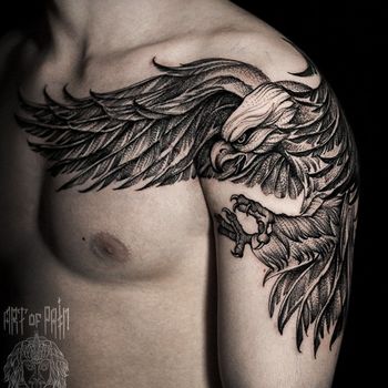 Татуировка мужская графика и дотворк на плече орел