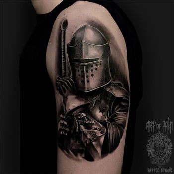 Татуировка мужская реализм на плече рыцарь