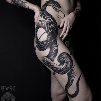 Татуировка женская графика на ноге змея