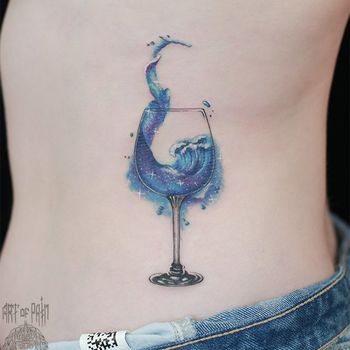 Татуировка женская акварель на боку бокал с волной