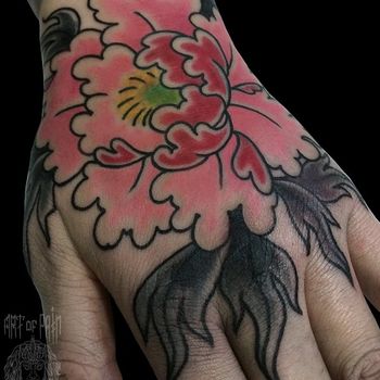 Татуировка женская япония на кисти пион