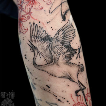 Татуировка женская графика на руке аист и лилии