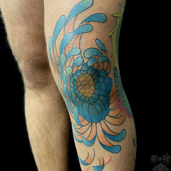 Татуировка мужская япония на ноге хризантема
