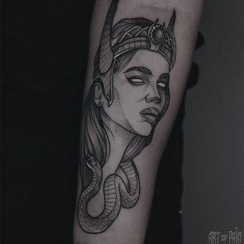 Татуировка женская графика на предплечье девушка и змея