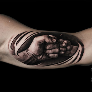 Татуировка мужская реализм на руке руки