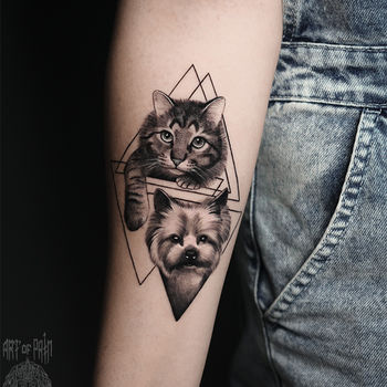Татуировка женская реализм на предплечье кот и собака