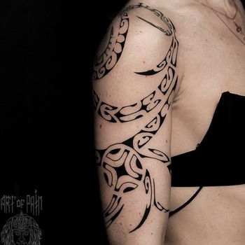 Татуировка женская полинезия на плече узор